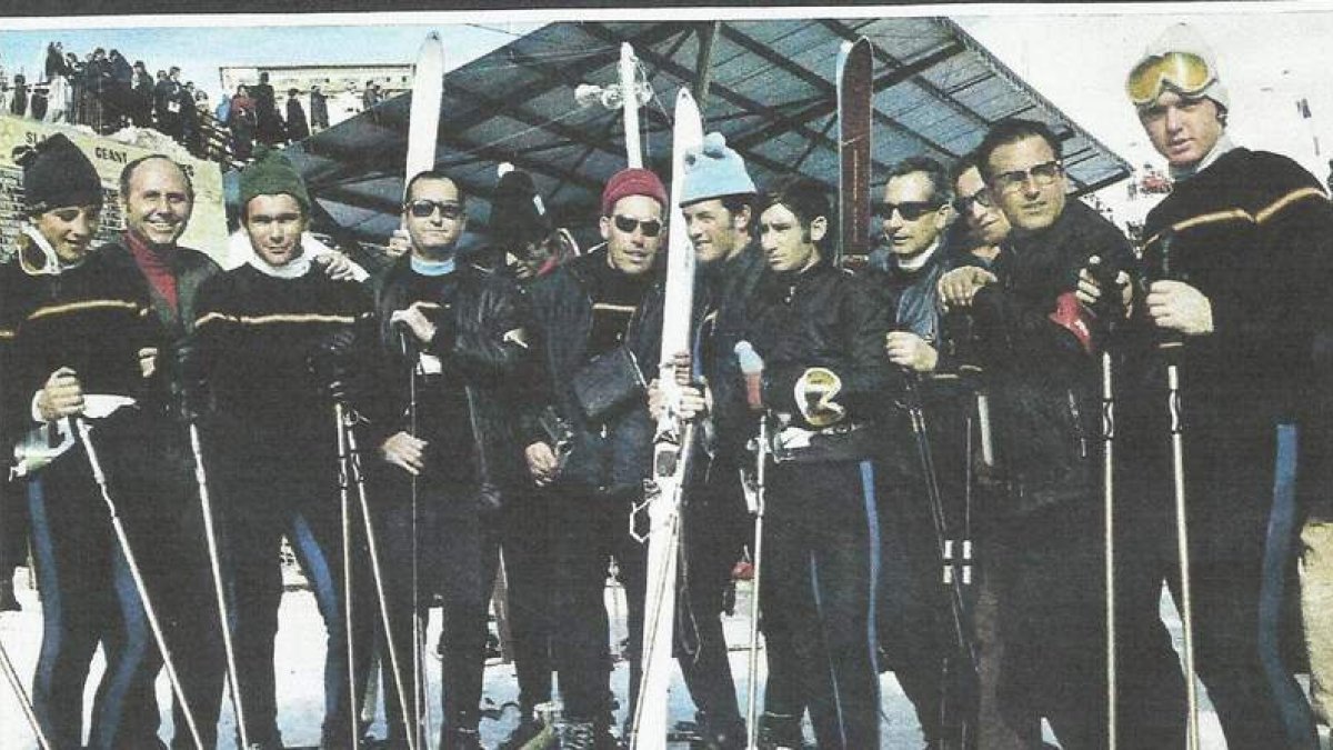 Secundino, séptimo por la izquierda con gorro de borlas, junto al resto de integrantes del equipo nacional en Grenoble 1968.