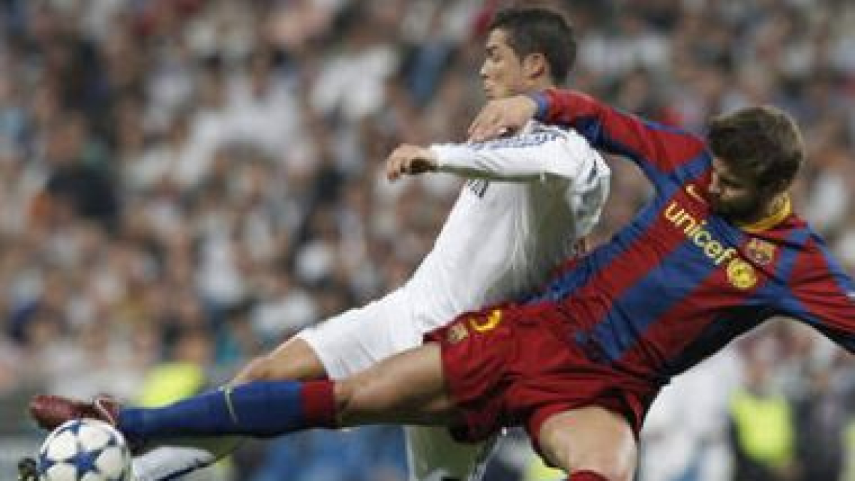 Piqué lucha el balón con el delantero del Real Madrid Cristiano Ronaldo durante el partido de ida.