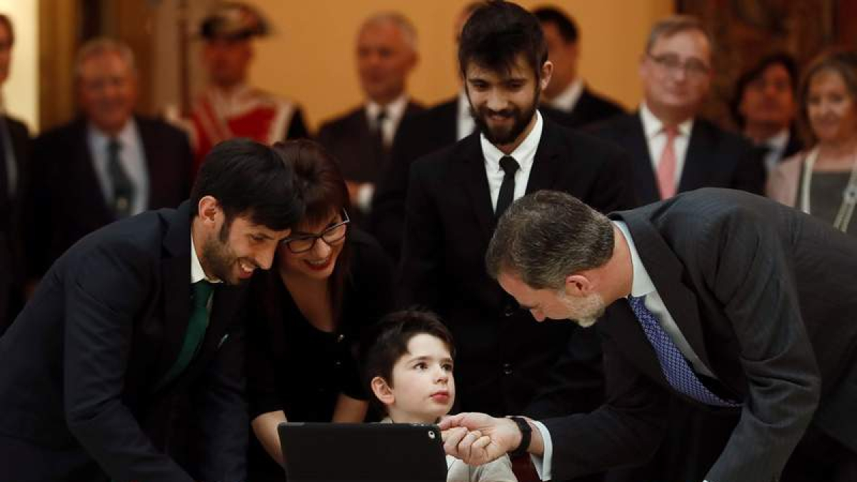 Adirán Ciria da la mano al rey ante la mirada de su maestro Carlos, Jana, la intérprete de Lengua de Signos, y Andrés, su ATE. MARISCAL
