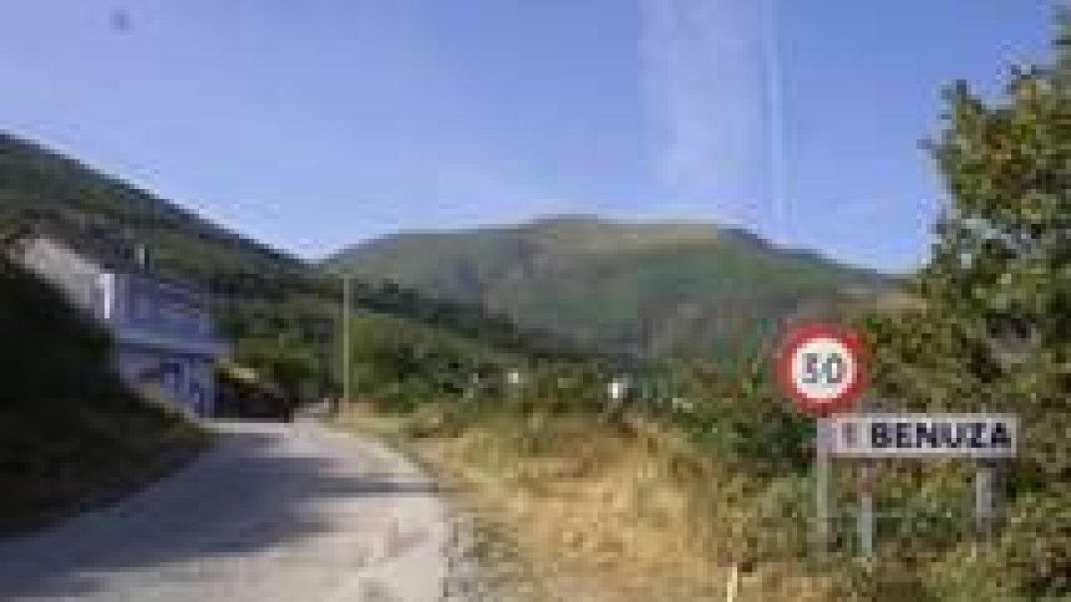 La entrada por carretera a Benuza, tan pobre como los accesos a otros muchos pueblos de La Cabrera