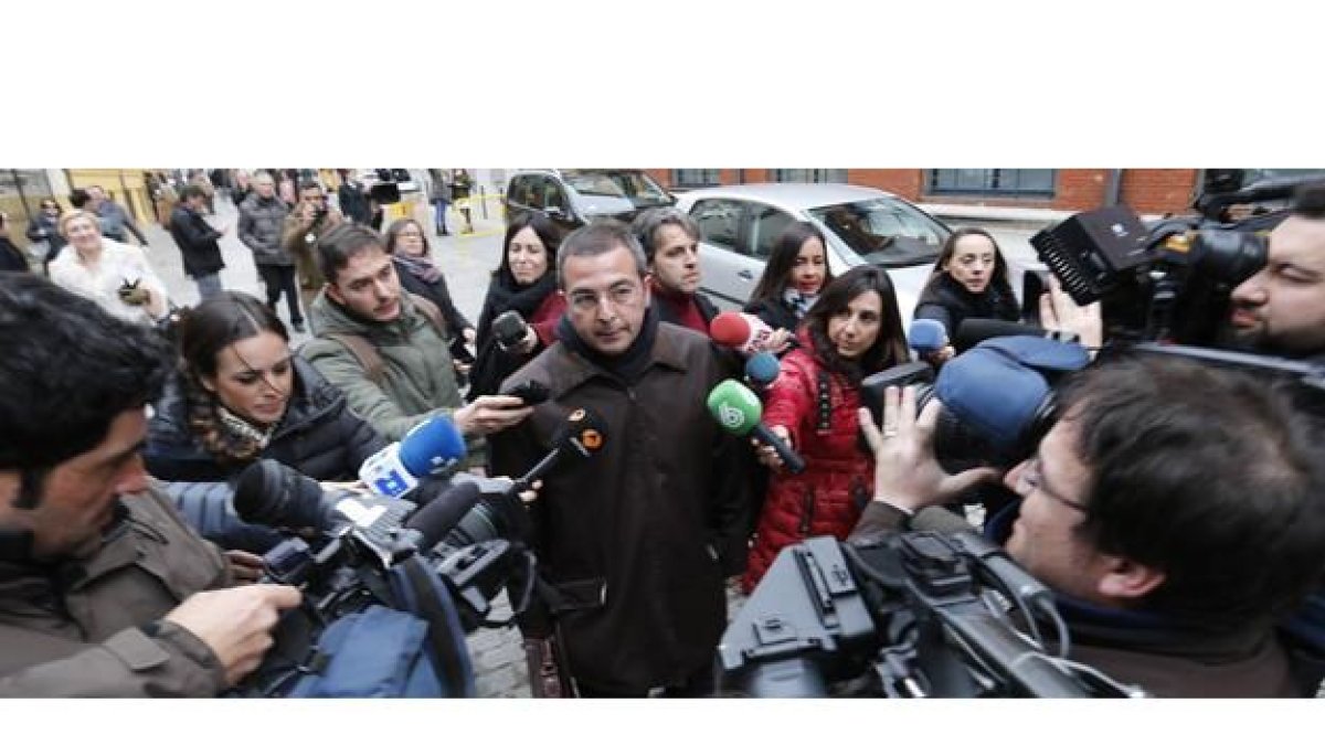 Fermín Guerreo rodeado de periodistas