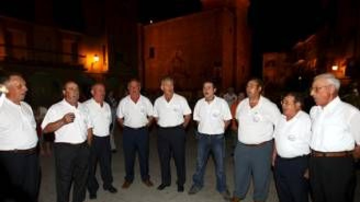 La imagen muestra un momento de la ronda nocturna por el casco viejo