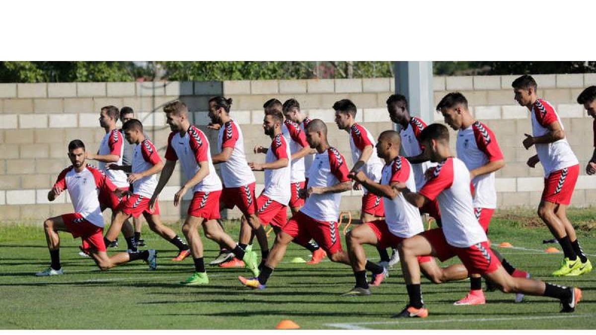 Los futbolistas de la Cultural, en el primer entrenamiento de la temporada. SECUNDINO PÉREZ