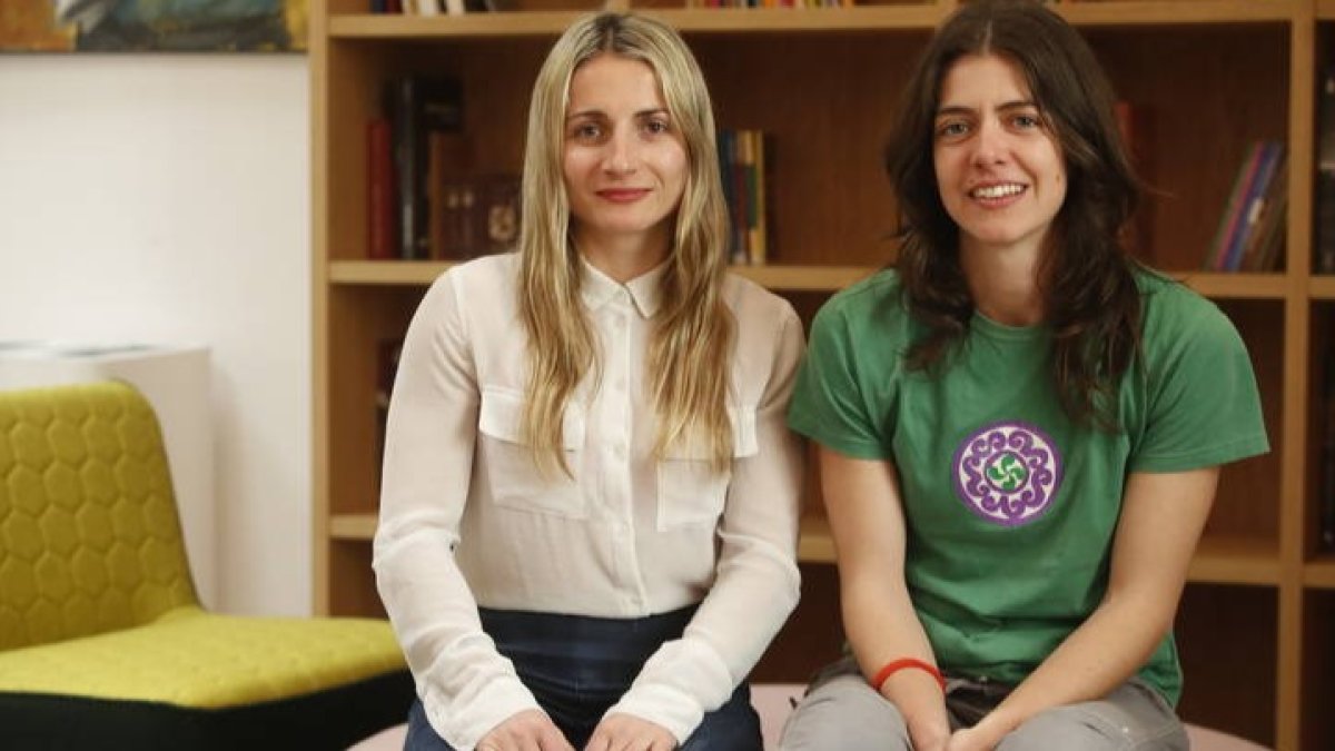 Julia Frutos Albo y Marusela Fanjul Belloso, las dos bomberas pioneras de León. RAMIRO