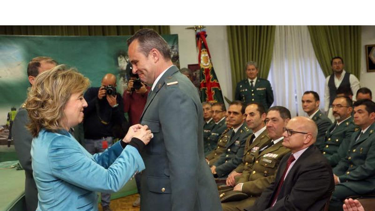 La delegada del Gobierno, María José Salgueiro, condecoró a varios agentes de la Guardia Civil en el acto conmemorativo. RUBÉN CACHO