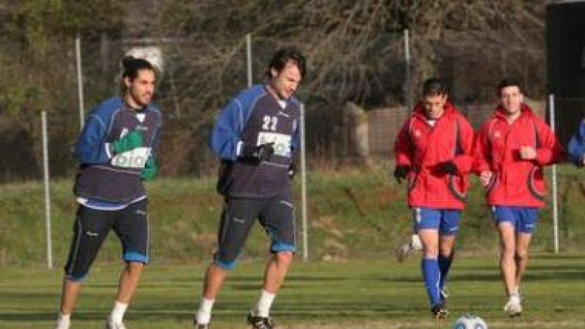 Candela, que corre junto a Nacho en un entrenamiento, se enfrentará a su ex equipo.