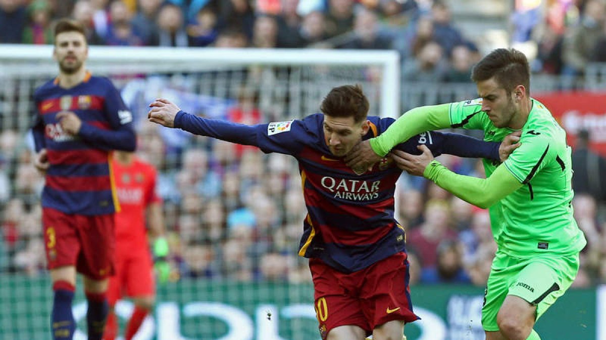 Messi, que falló un penalti, no se quedó sin ‘mojar’ frente a un Getafe que no dio problemas. TONI ALBIR