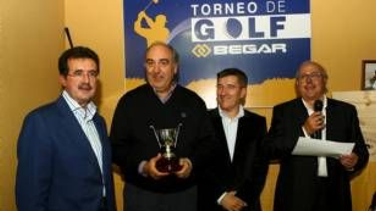Uno de los participantes golpea la bola durante el juego
