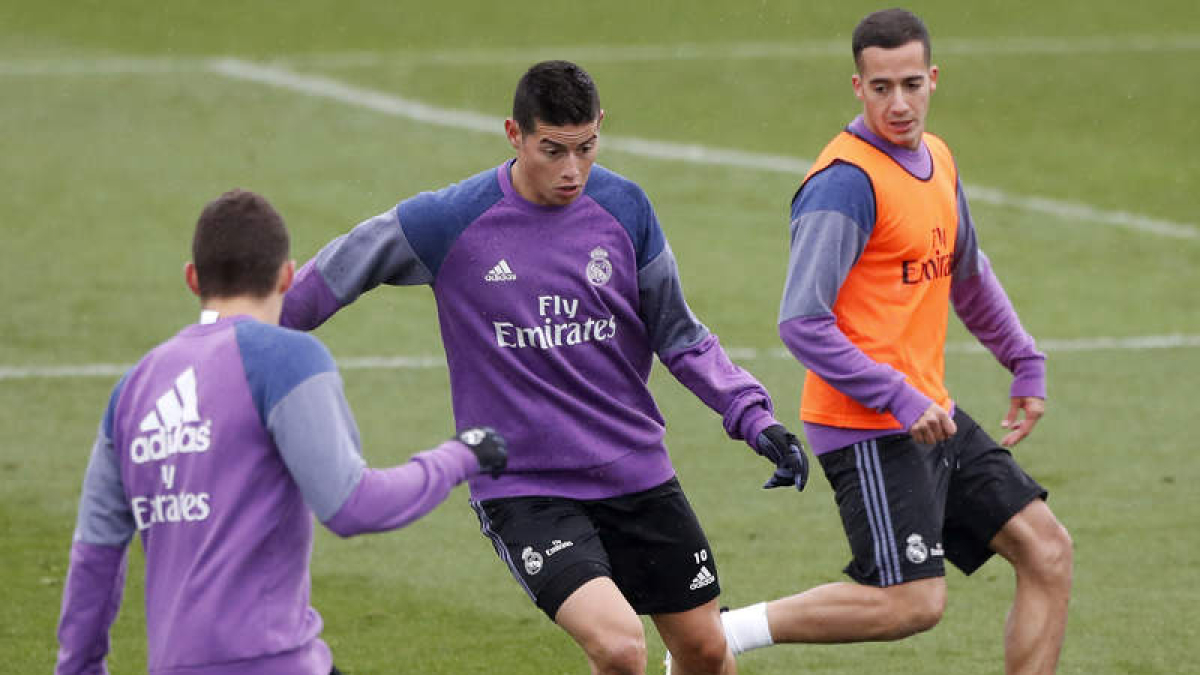 James y Lucas Vázquez, durante un entrenamiento del Madrid en Valdebebas. CHEMA MOYA