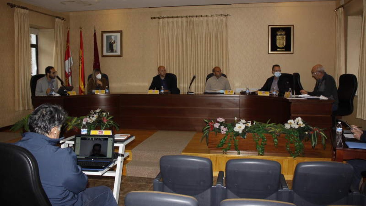 Pleno en el que los concejales tuvieron que guardar las distancias en el salón municipal. CAMPOS