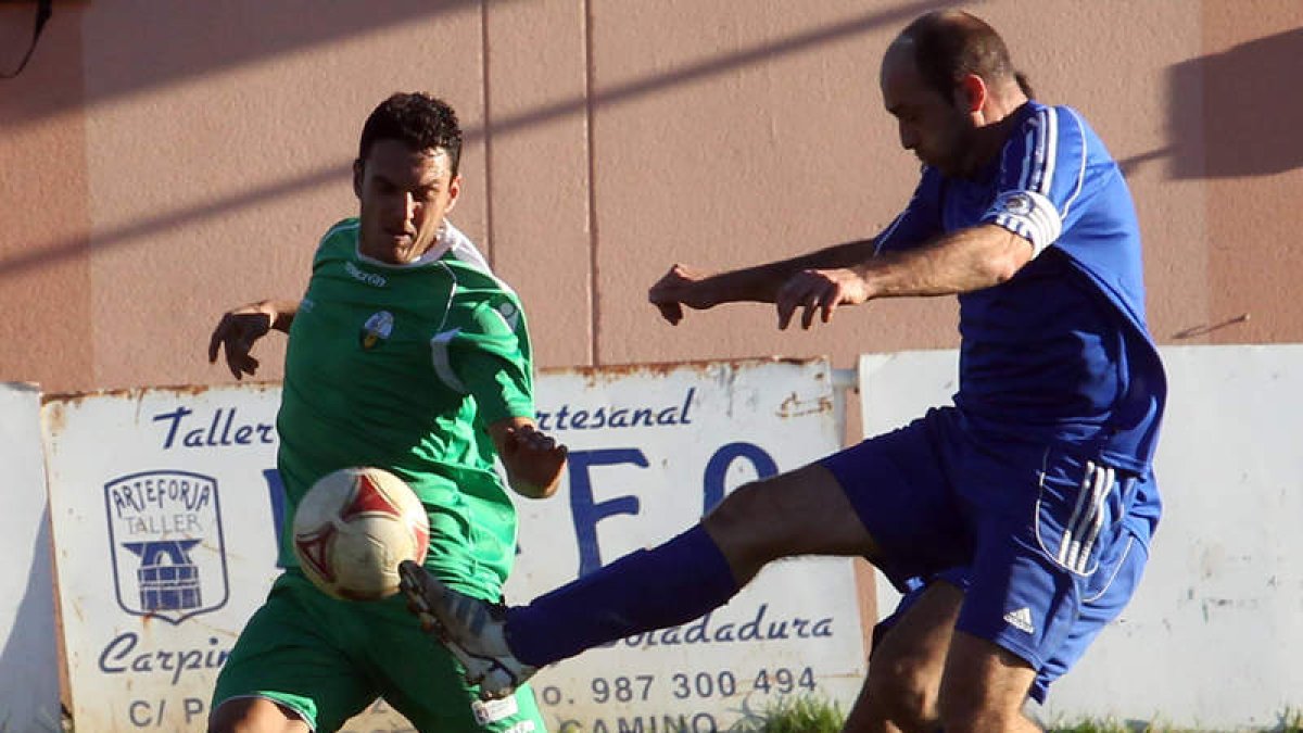 Vila, a la izquierda, trata de hacerse con el balón.