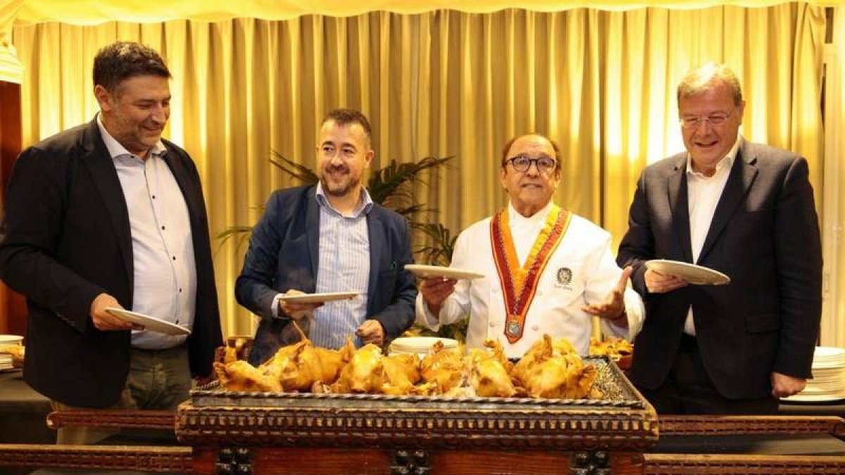 El empresario Julio Álvarez, Juan Francisco Martín, director de La 8 León, el maestro asador José Mª Ruiz y Antonio Silván. DL