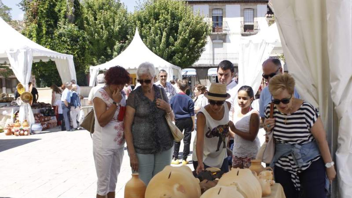 Cerca de veinte expositores se dan cita en la plaza del Negrillón.