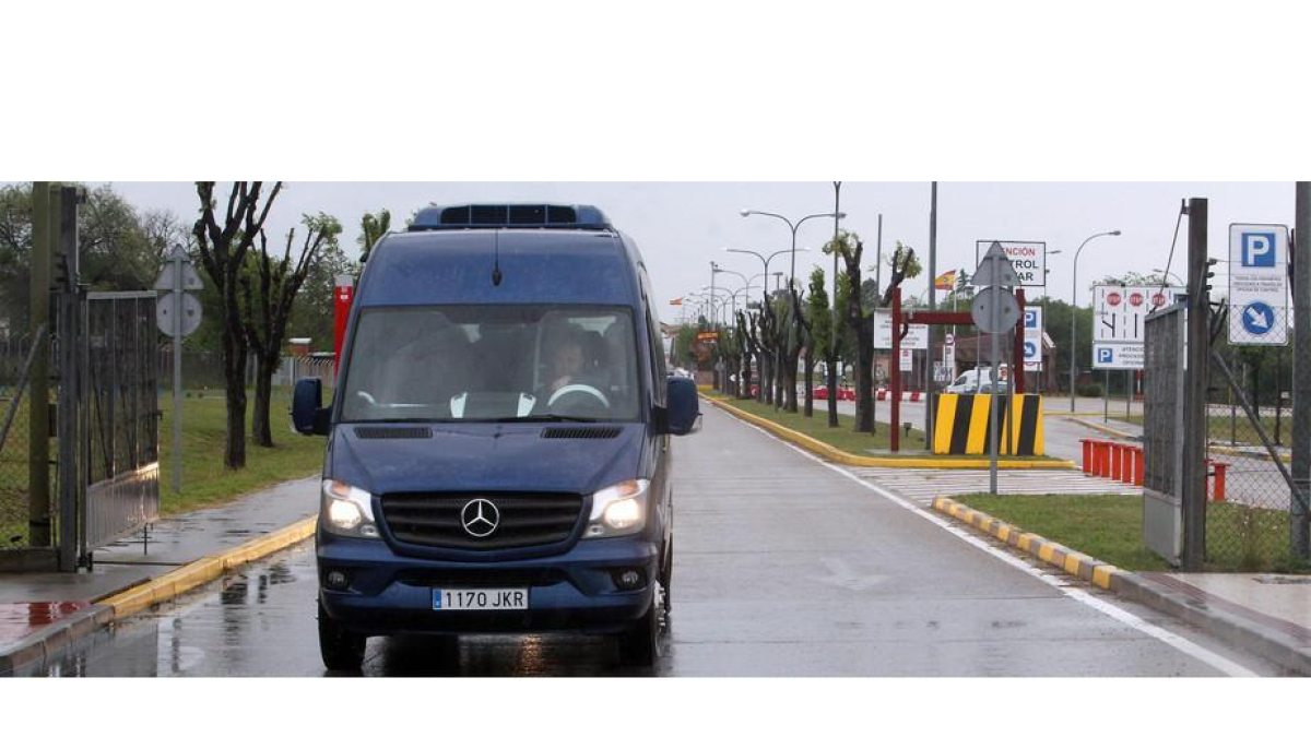 La furgoneta en la que López, Pampliega y Sastre son trasladados a Madrid