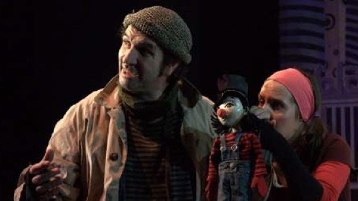 Imagen de un momento de la representación de títeres.