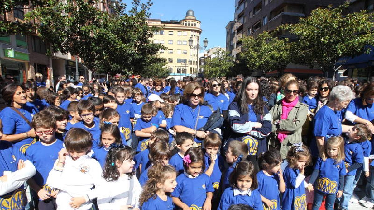 Los alumnos de La Inmaculada, vestidos de azul, en una marcha organizada por el centro.