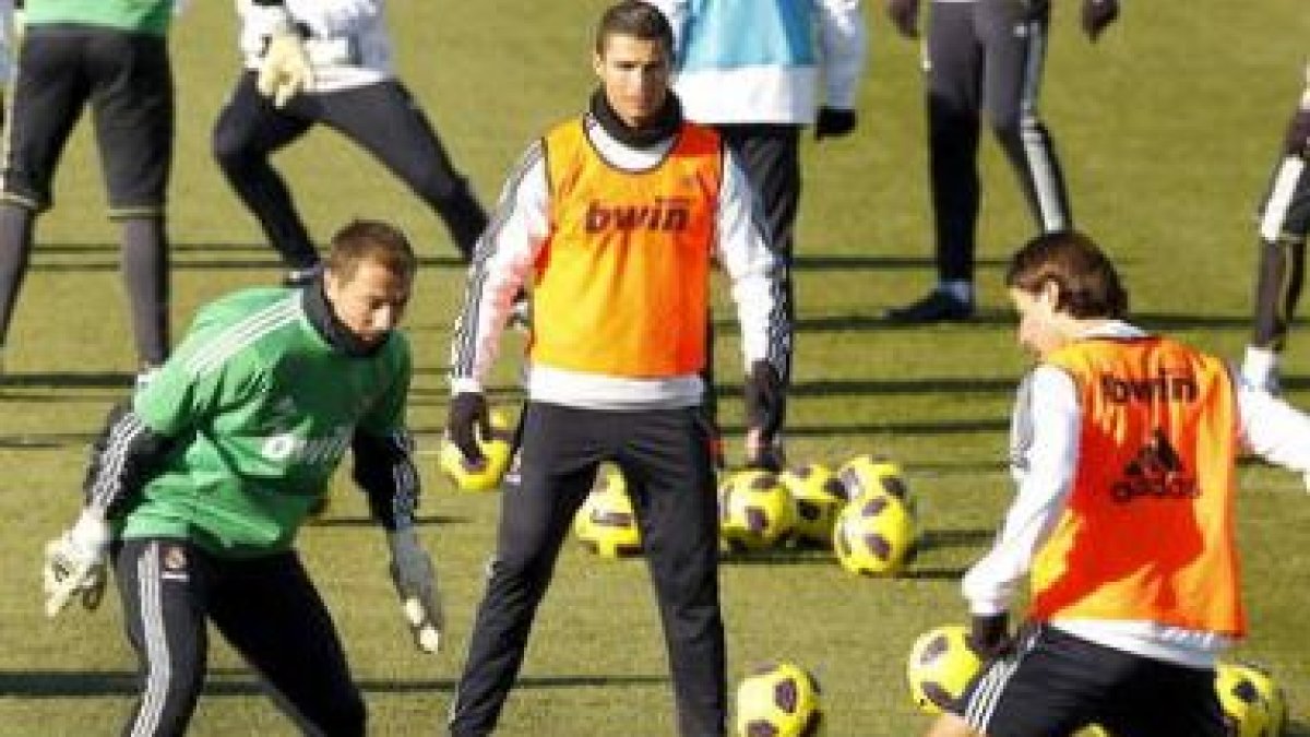 Jerzy Dudek (i), Ronaldo y Sami Khedira hacen un rondo durante el entrenamiento de ayer.
