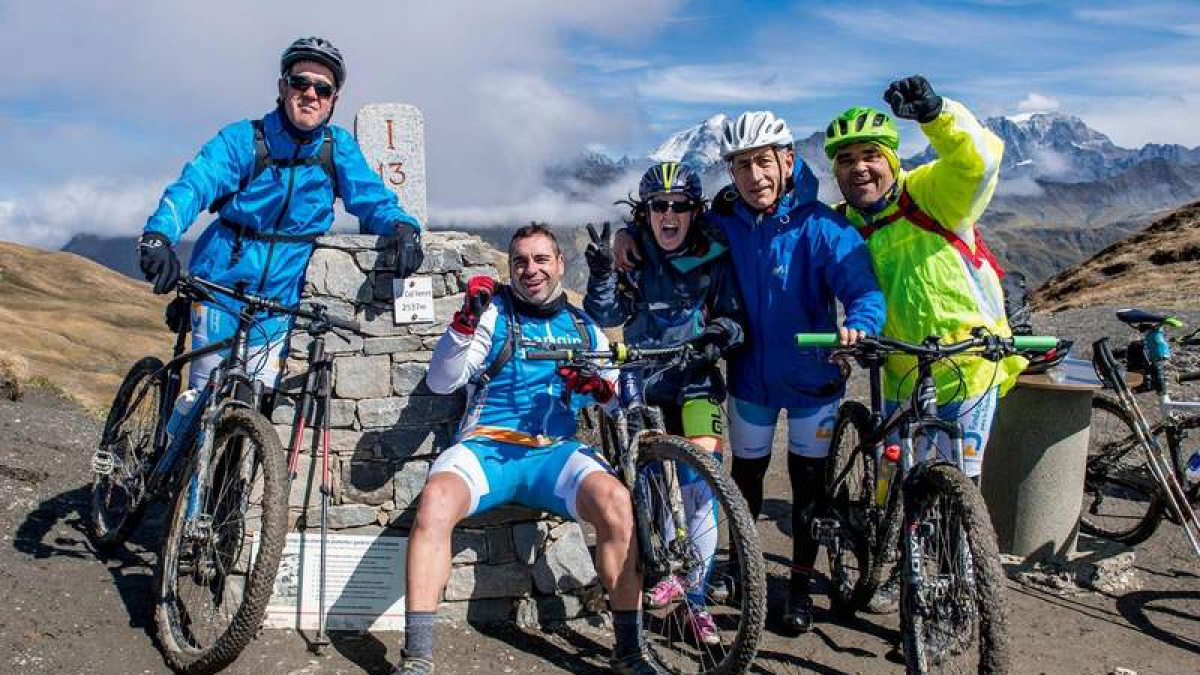 Parte del equipo que superó el reto del Mont Blanc en el  mes de septiembre, con Elías Delgado (segundo derecha) al frente. DL