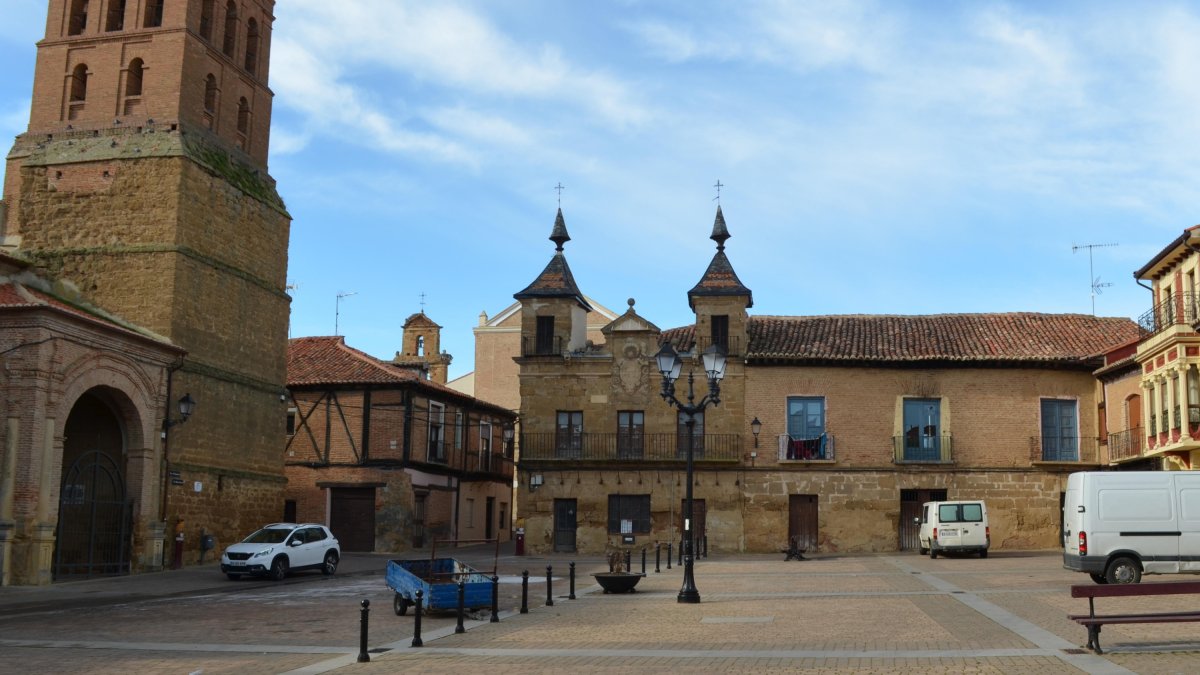 En el centro de la imagen, la antigua casa consistorial ubicada en la plaza Mayor de Valderas. MEDINA