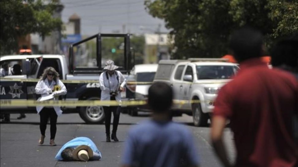 El cuerpo sin vida del periodista Javier Váldez, en la calle de Culiacan (México) donde fue asesinado.