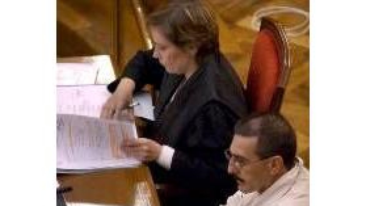 El acusado, Francisco C.S., tomando notas ayer en el juicio