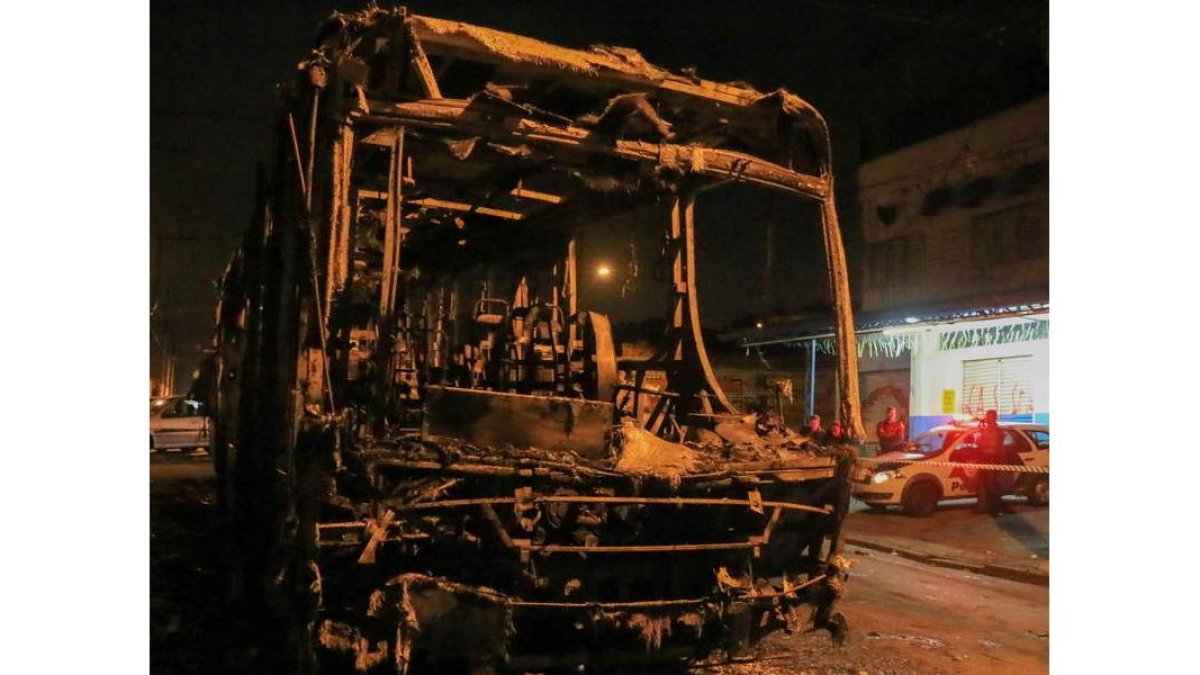 Uno de los autobuses quemados por hinchas inconformes tras la eliminación de Brasil.