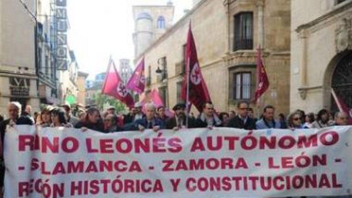 Chamorro y Valderas, a la cabeza de la manifestación.