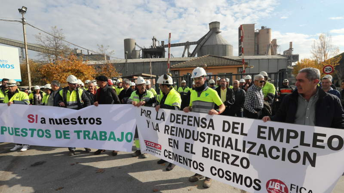 Los trabajadores se concentraron, ayer, a las puertas de la cementera de Toral de los Vados. L. DE LA MATA