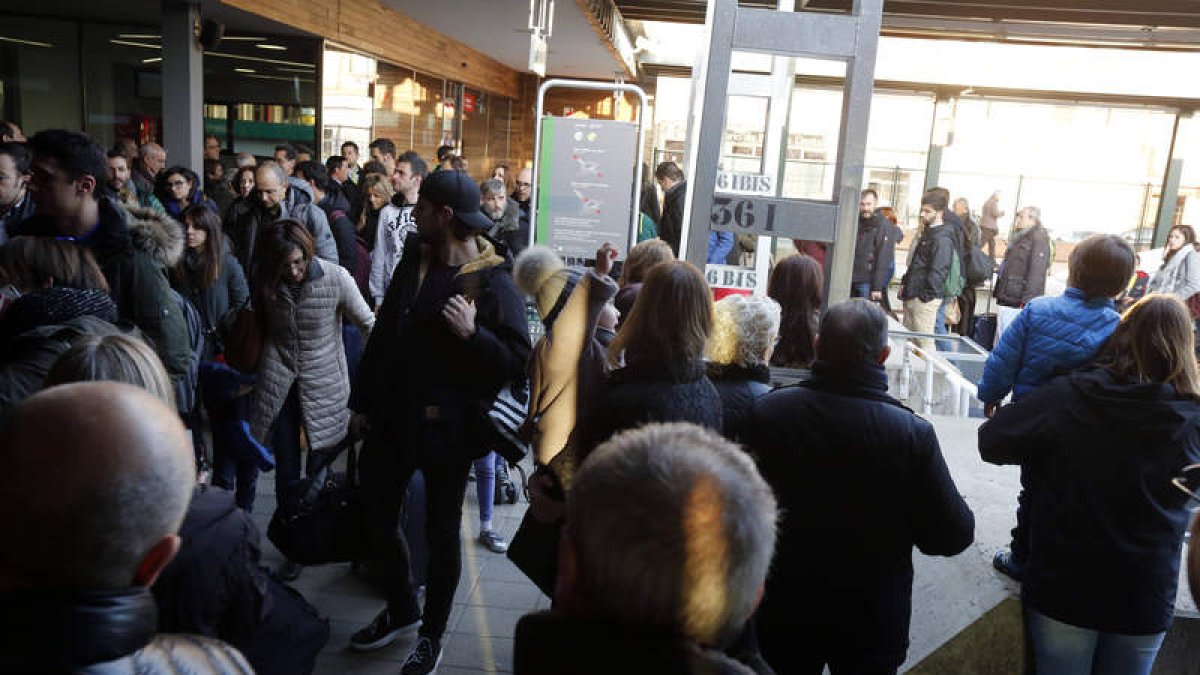 Viajeros y familiares se cruzan en las estaciones, que a media tarde registraron la mayor afluencia. MARCIANO