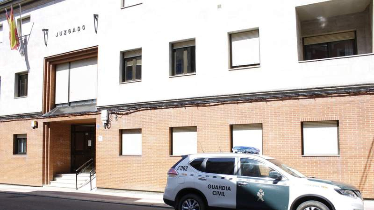 Juzgados de Cistierna, donde el detenido pasó la mañana del viernes declarando. CAMPOS