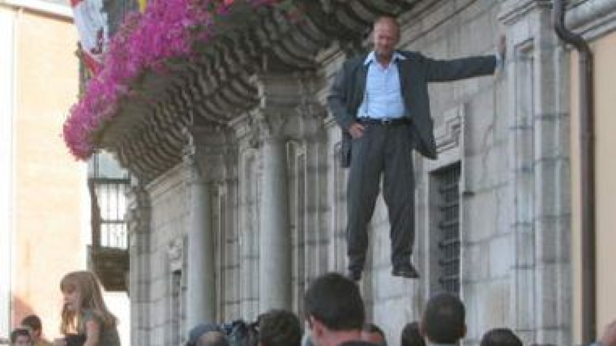 Una de las escenas de las performances que Andarte traslada a las calles de Ponferrada.