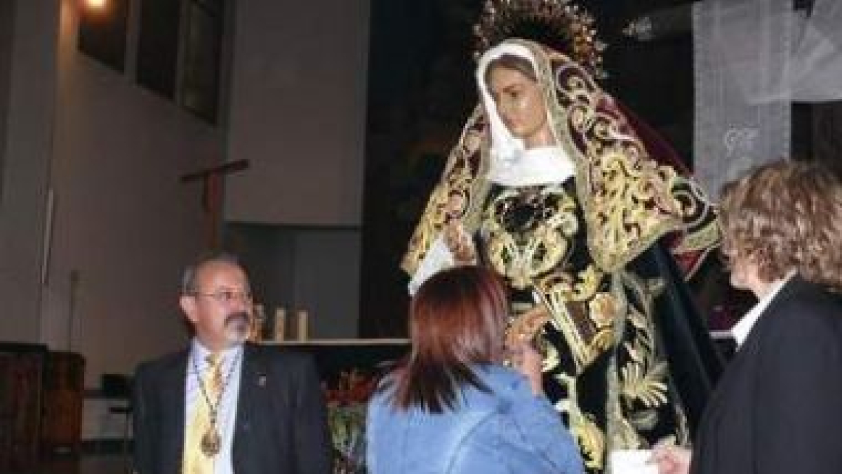 Un momento del besamanos de la Virgen de la Soledad en Jesús Divino Obrero