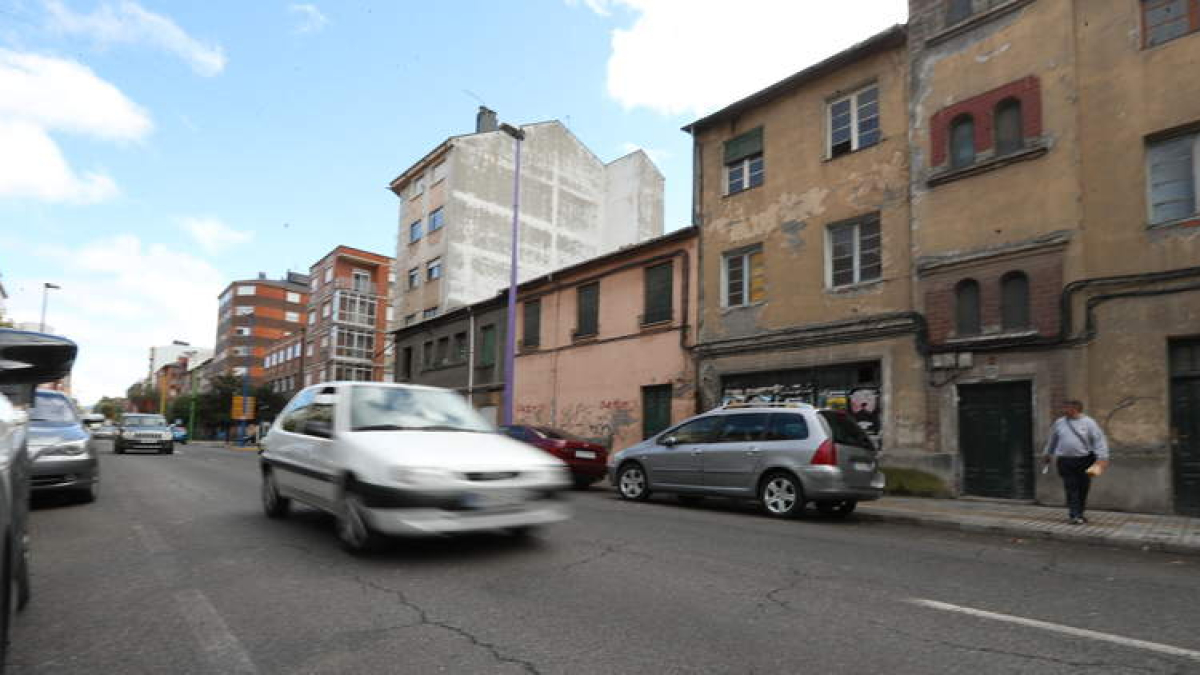 El barrio de Flores del Sil, con viviendas necesitadas de reformas, creció en los años de la ‘Ciudad del Dólar’. ANA F. BARREDO