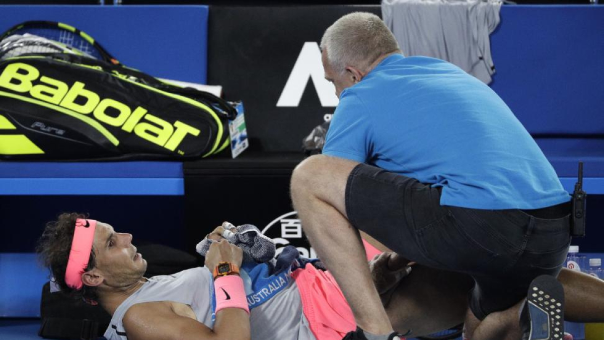 Rafael Nadal, atendido en Australia.