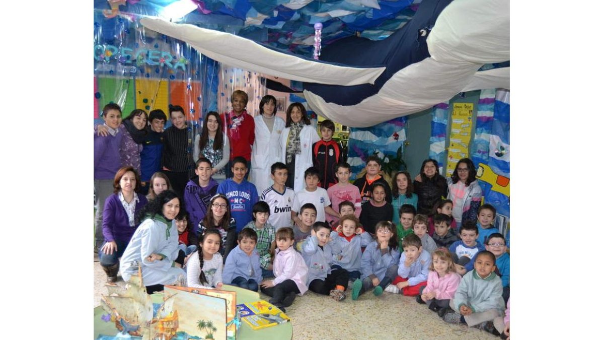 Imagen de los alumnos del colegio Santa Bárbara de Matarrosa.