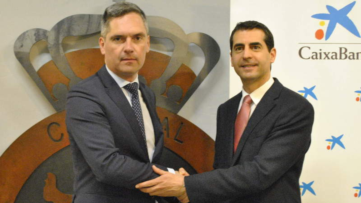 Carlos Urruti, a la izquierda, e Ignacio Álvarez durante la firma. DL
