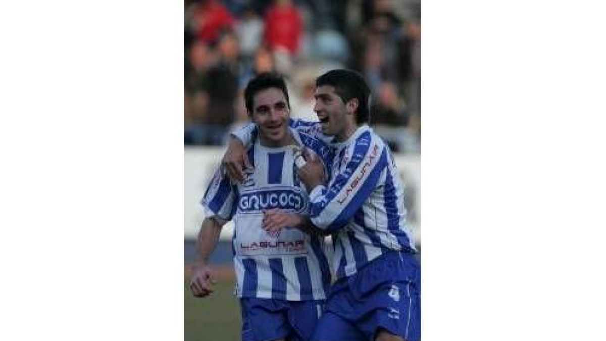 Asier Salgado, que revolucionó el juego local y marcó el segundo gol, celebra el tanto con Alberto