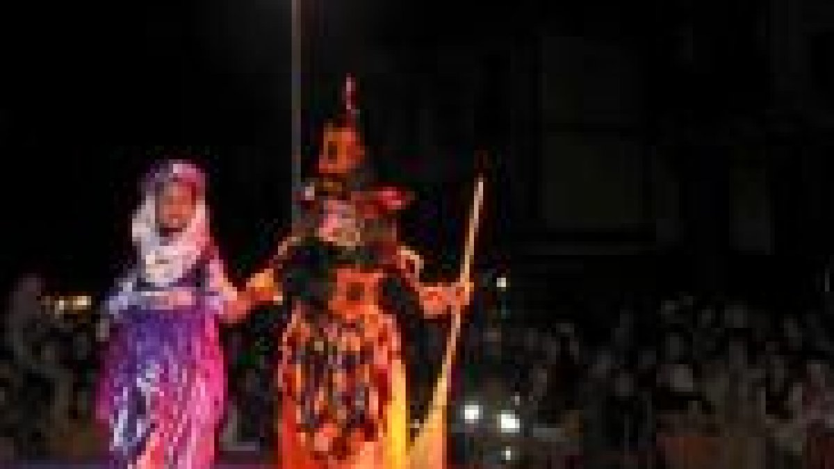 Dos pequeñas disfrazadas de brujas en el desfile de anoche