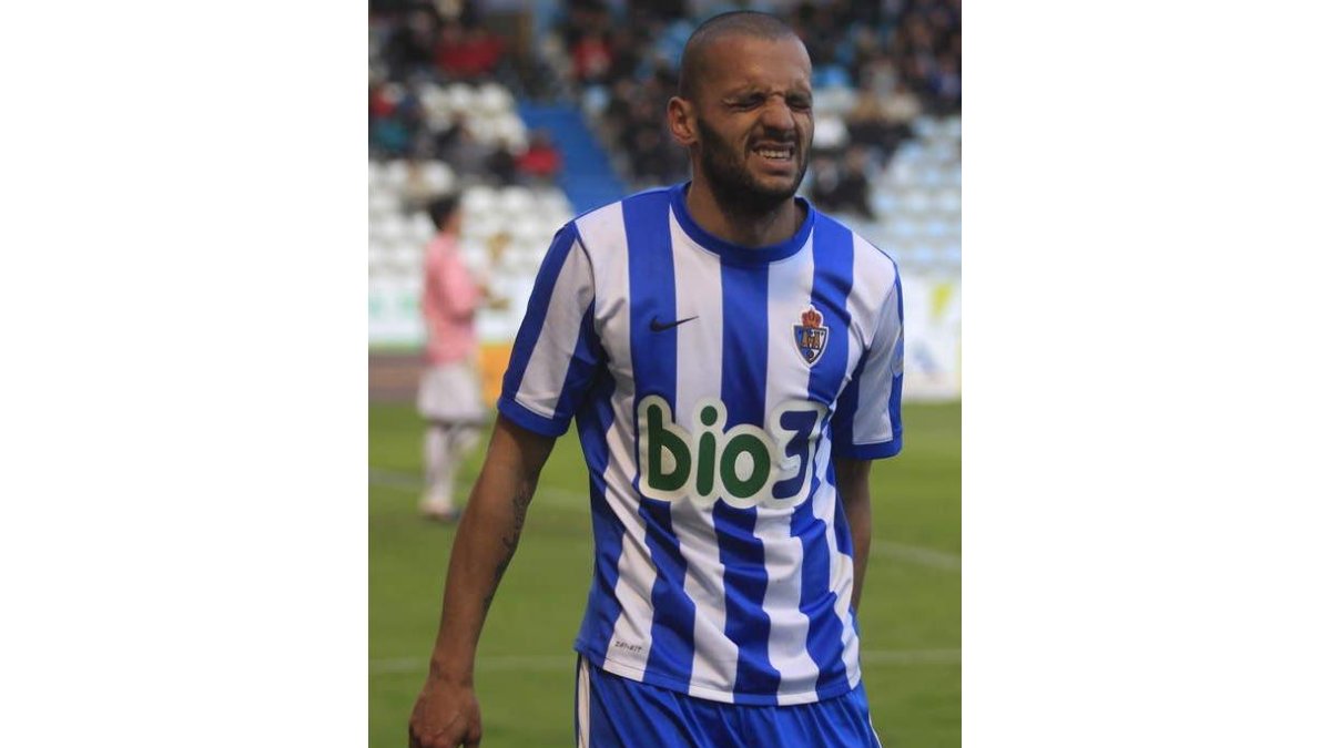 Yuri, con gesto contrariado, se retira lesionado justo después de lograr el gol del empate.