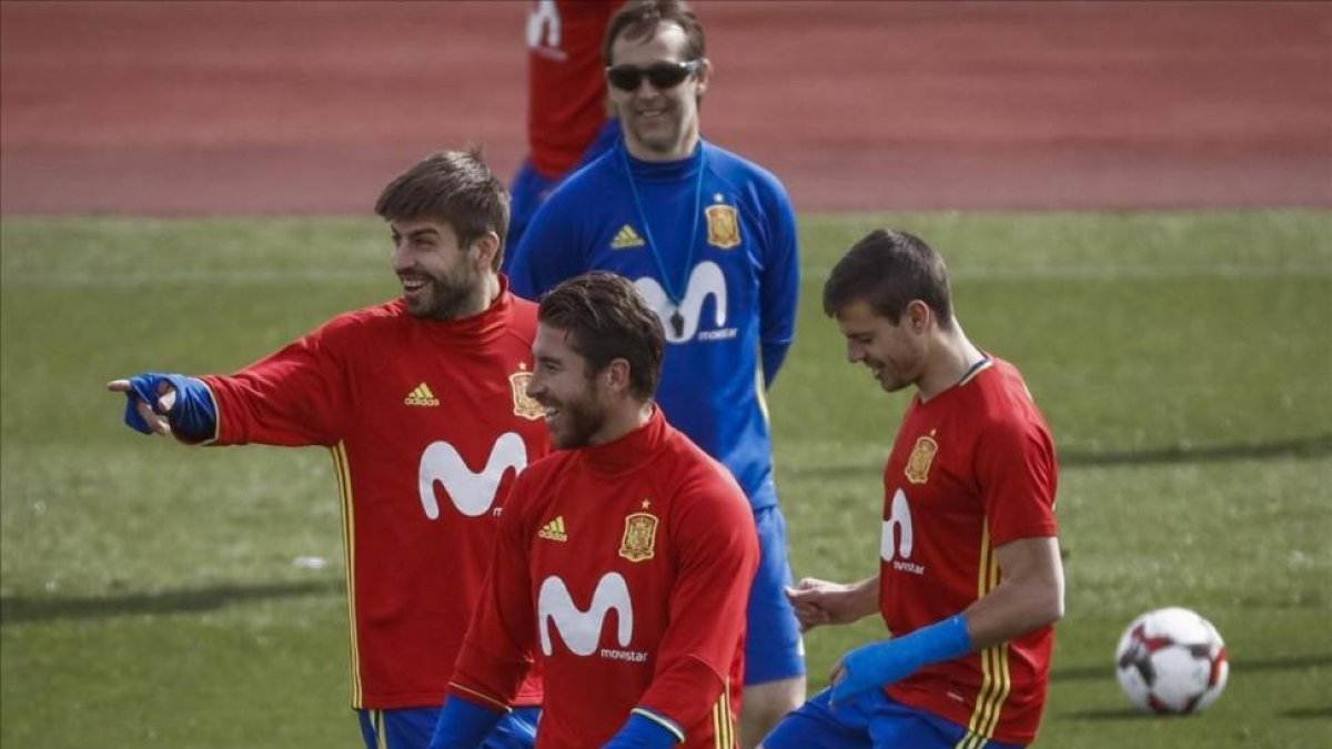 Lopetegui observa a Piqué, Ramos y Azpilicueta durante un entrenamiento de la selección española el pasado 21 de marzo.