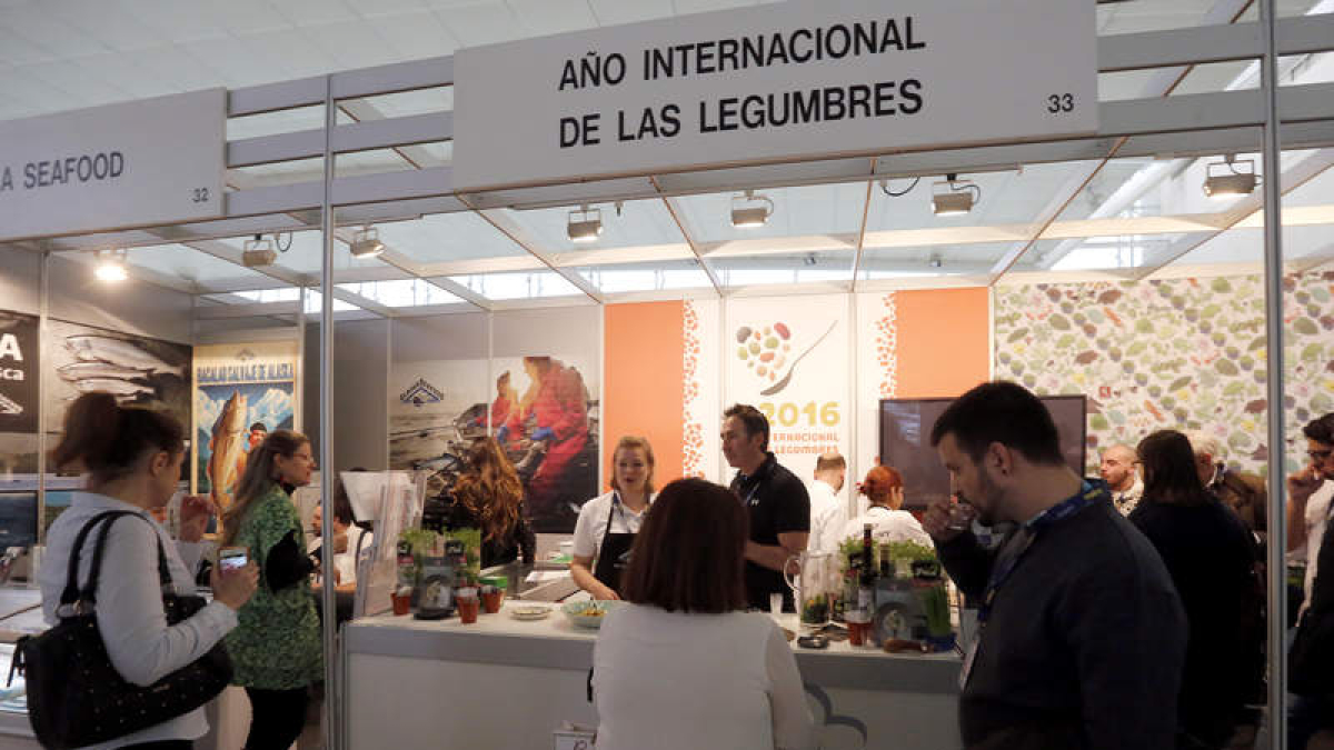 El expositor de legumbres ofreció espectaculares pinchos de legumbre.