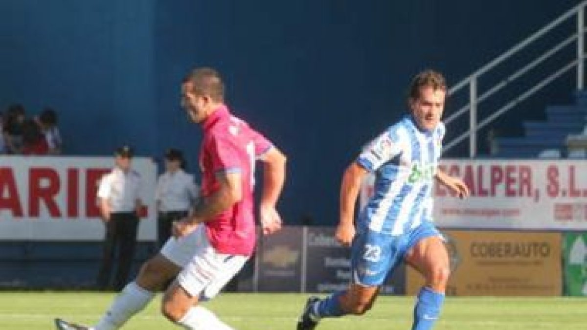 Saizar (derecha) repetirá como titular en Sevilla, esta vez como referencia atacante.