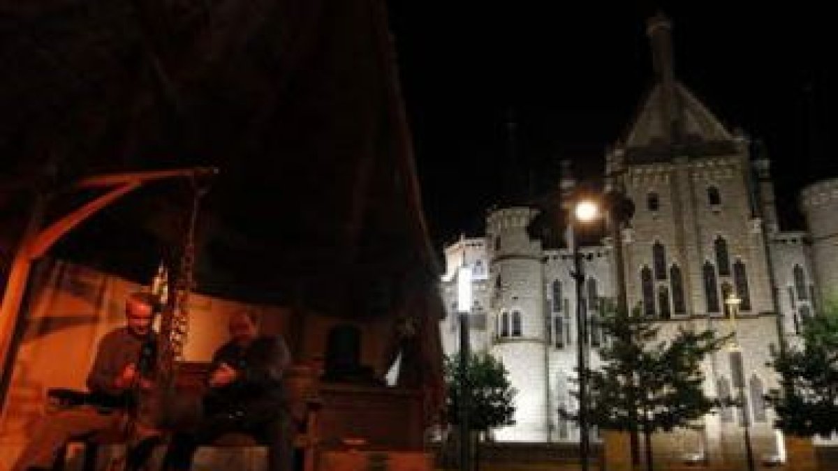 Un instante de la representación en la palloza -˜peregrina-™, junto al palacio espicopal de Astorga.
