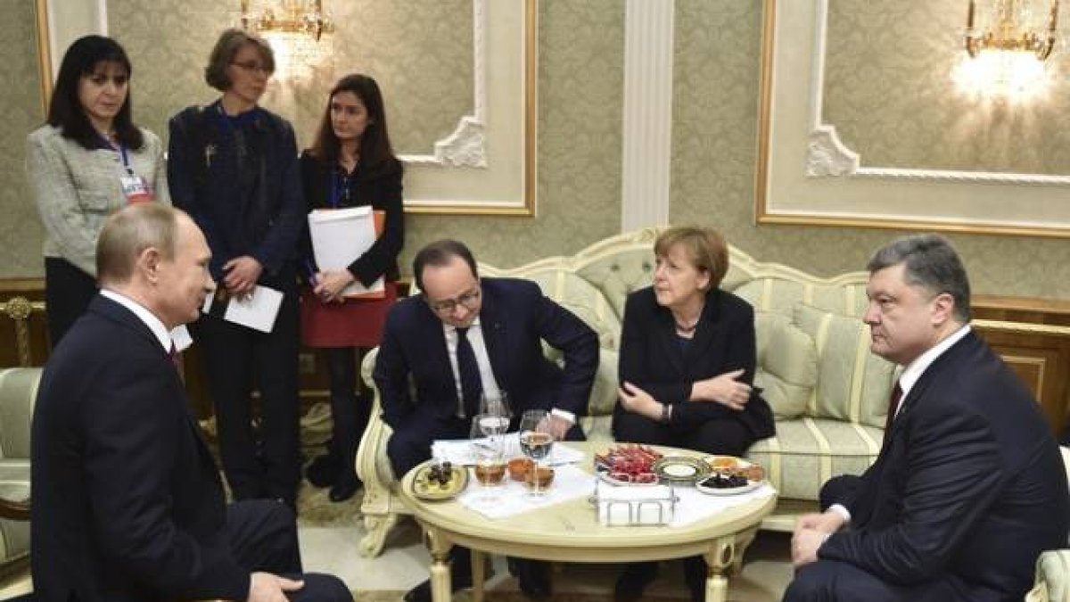 Vladimir Putin, Petró Poroshenko, Angela Merkel y François Hollande, en la cumbre de Minsk.