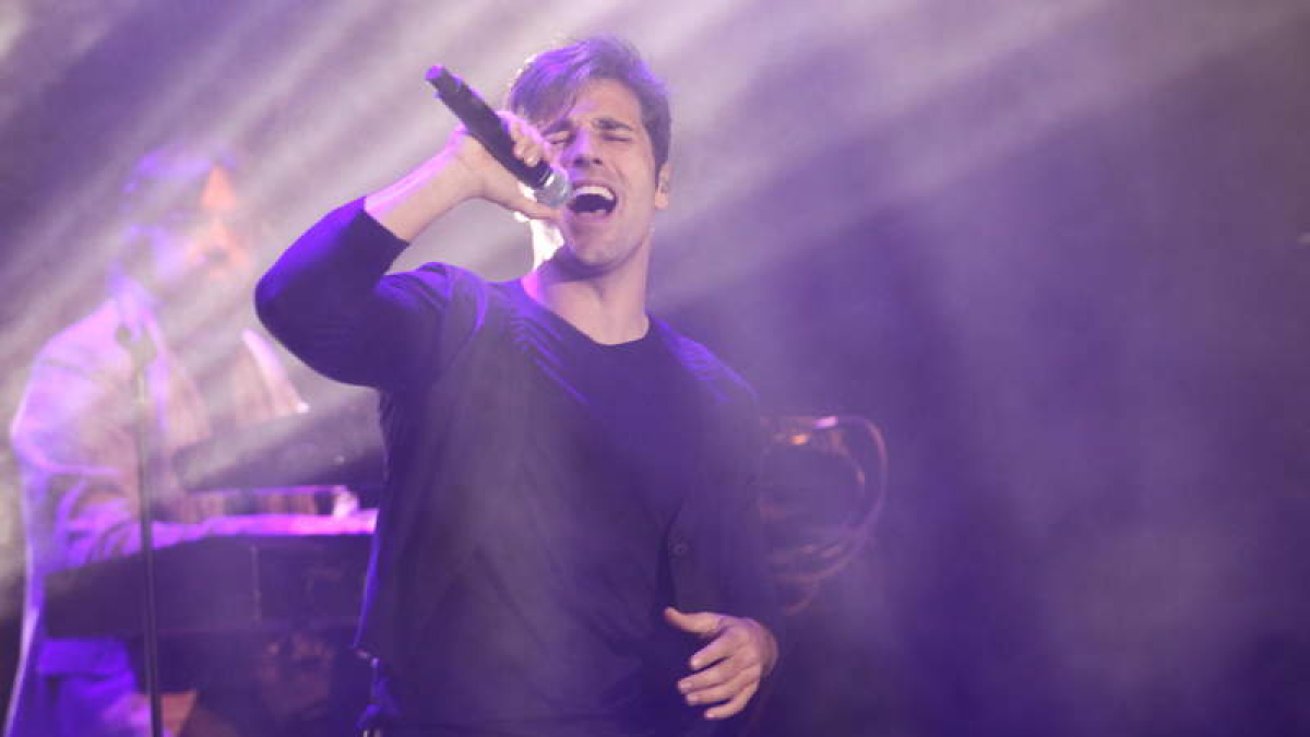El cantante de San Vicente de la Barquera, durante el concierto de ayer en León.