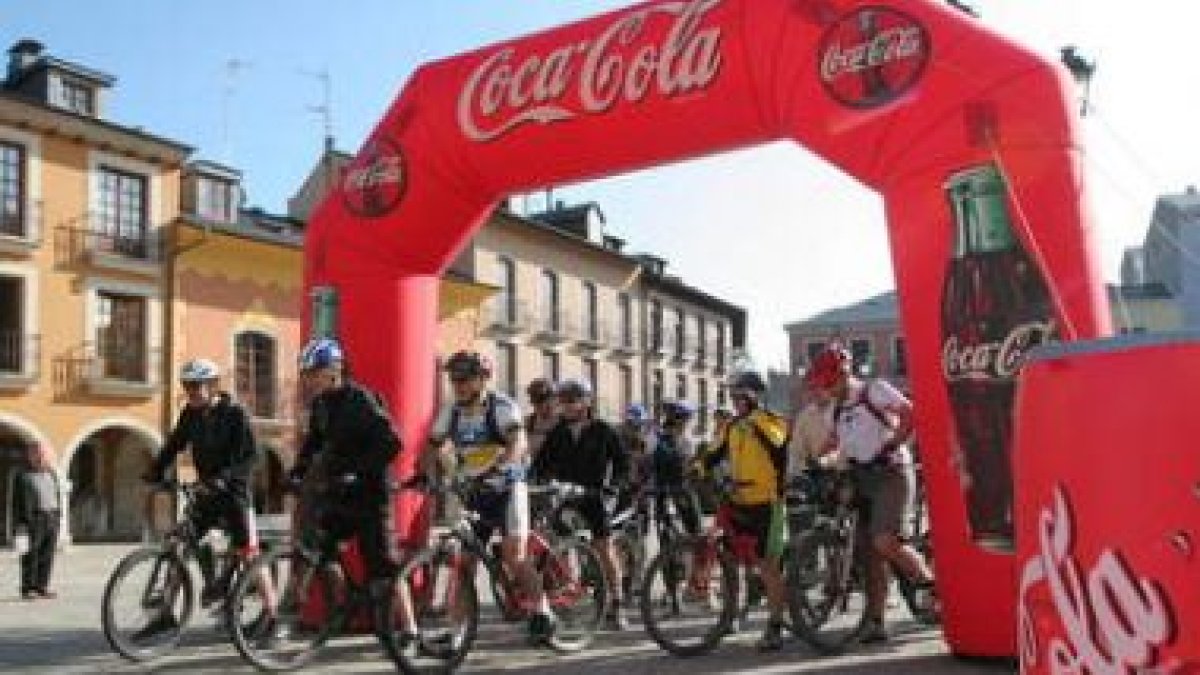 Los ejecutivos de Coca-Cola fueron guiados por el edil de Deportes, Emilio Villanueva, desde la plaz