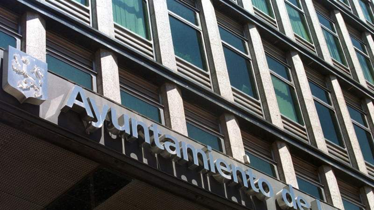 Fachada del edificio del Ayuntamiento de León en la calle Ordoño II.