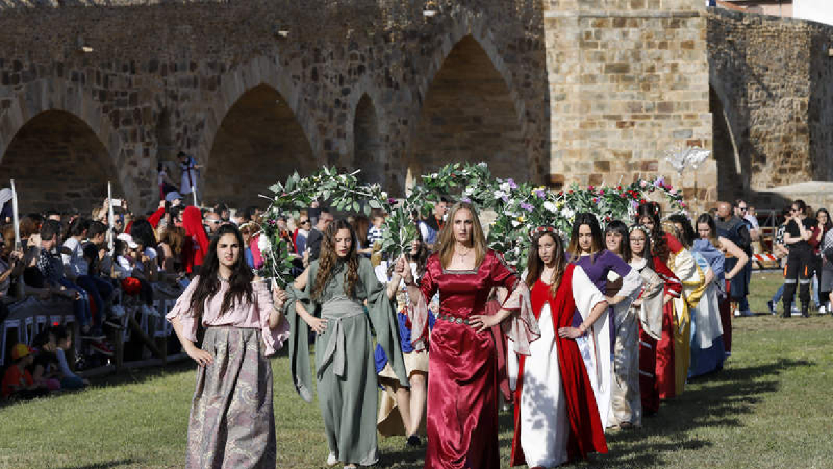 Las Damas del Passo entran en el palenque con el cortejo. M. PÉREZ