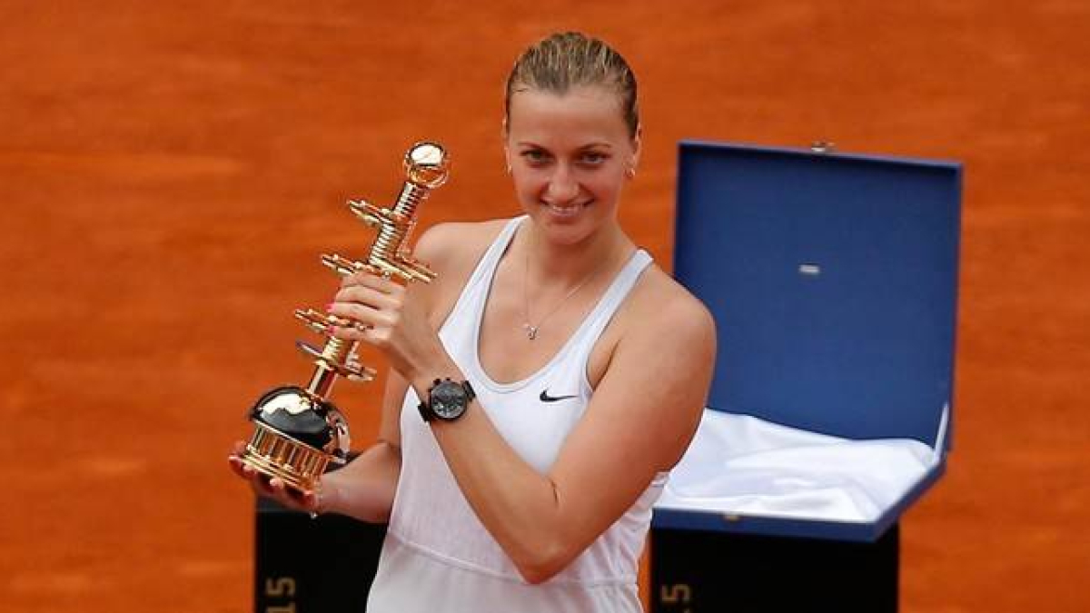 La checa Petra Kvitova posa con el trofeo del Mutua Madrid Open.