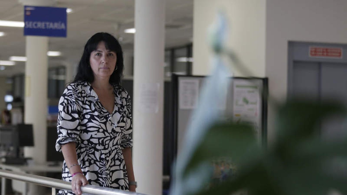 La alcaldesa de San Andrés, Ana Fernández Caurel, junto al letrero de secretaría. FERNANDO OTERO